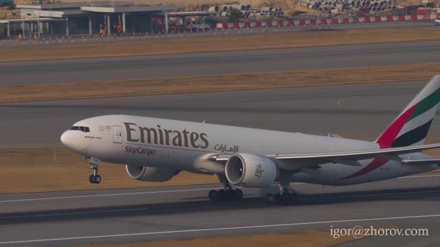 Грузовой Боинг 777 авиакомпании Эмирэйтс Карго взлетает из аэропорта Гонконга.