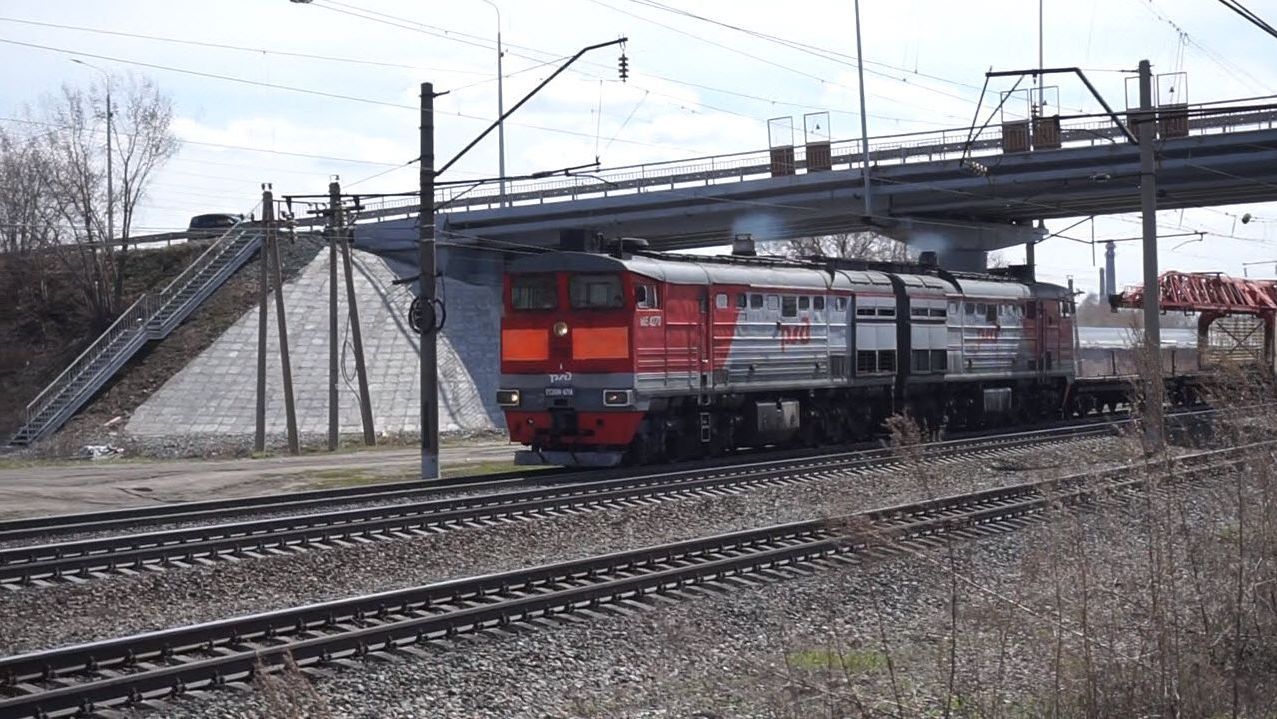 Тепловоз 2ТЭ10М-0714 с ремонтным поездом. смотреть онлайн