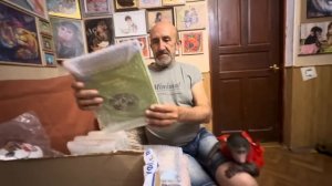 Анфиса ТАКАЯ КРАСПВИЦА и умница, кушает бананчик и помогает Владу получать подарки)))