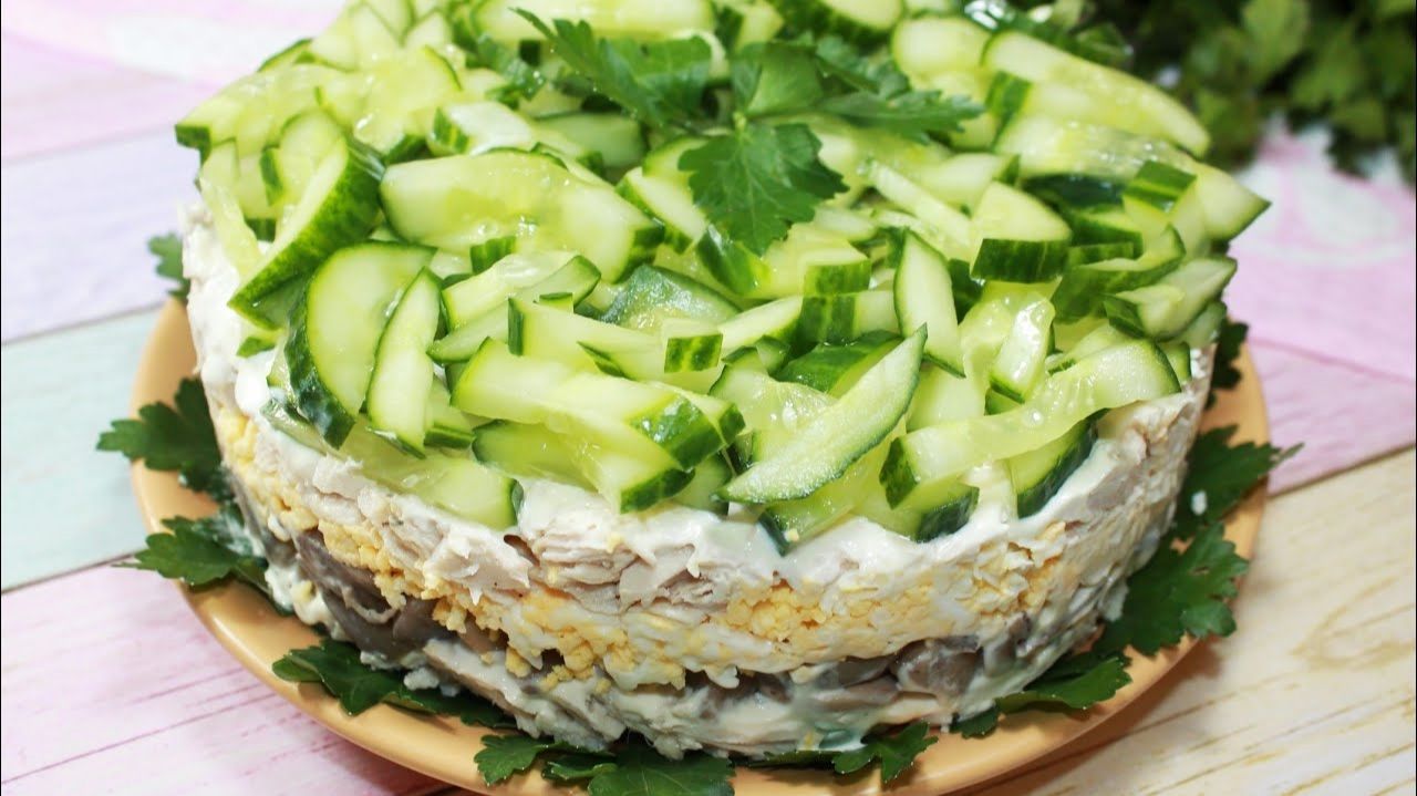 Салат с курицей и грибами на НОВЫЙ ГОД преобразит ваш стол и придаст свежести и яркости. смотреть онлайн