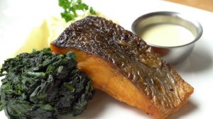 Стейк из лосося со шпинатом. Рецепт внутри.