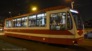 Вечер Трамвайного дня в Петербурге-трамваи заходят в депо