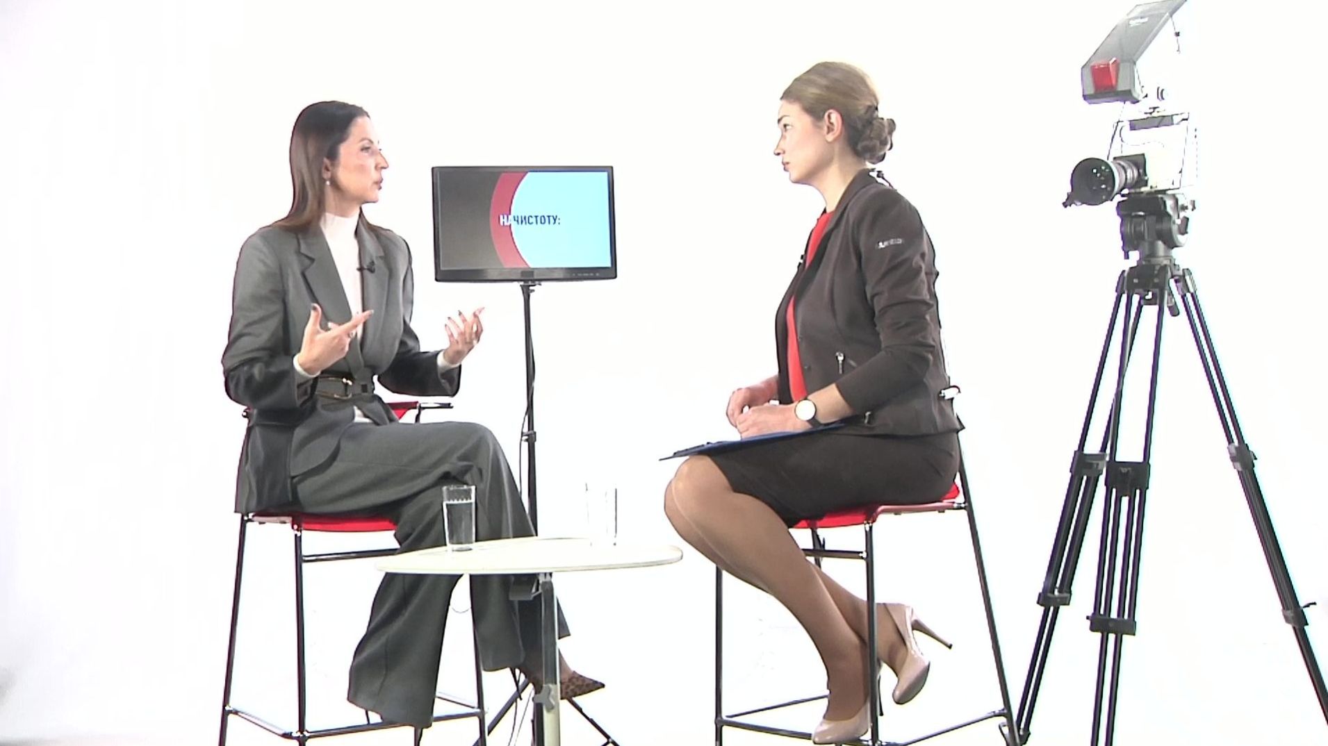 По одному сценарию смотреть онлайн