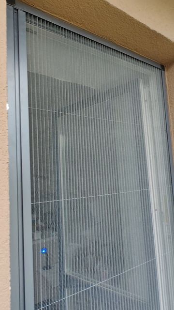 Москитные сетки на окна и сетки плиссе "Антикошка"