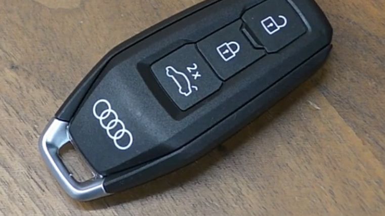 Замена батарейки В ключе Audi 2026 VAG-UPGRADE.RU смотреть онлайн