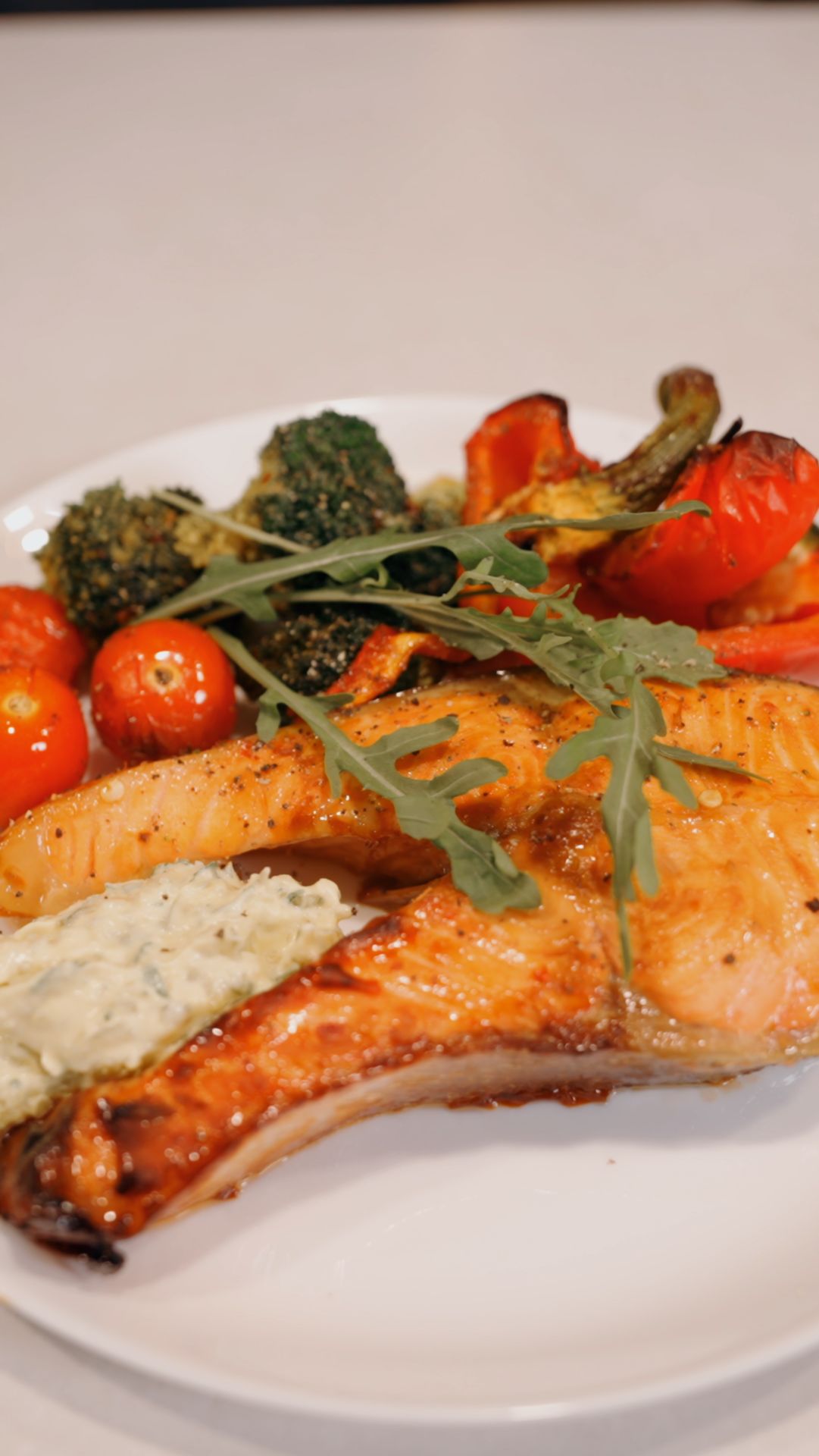 Стейк форели с овощами в аэрогриле