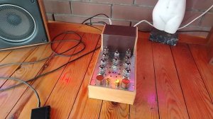 Маломощный ламповый усилитель и трехполосная акустика.