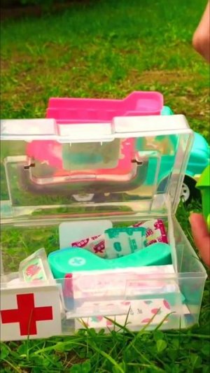 Аптечка для Ам Няма — выбираем пластырь! #длядетей #funnyshorts #omnom