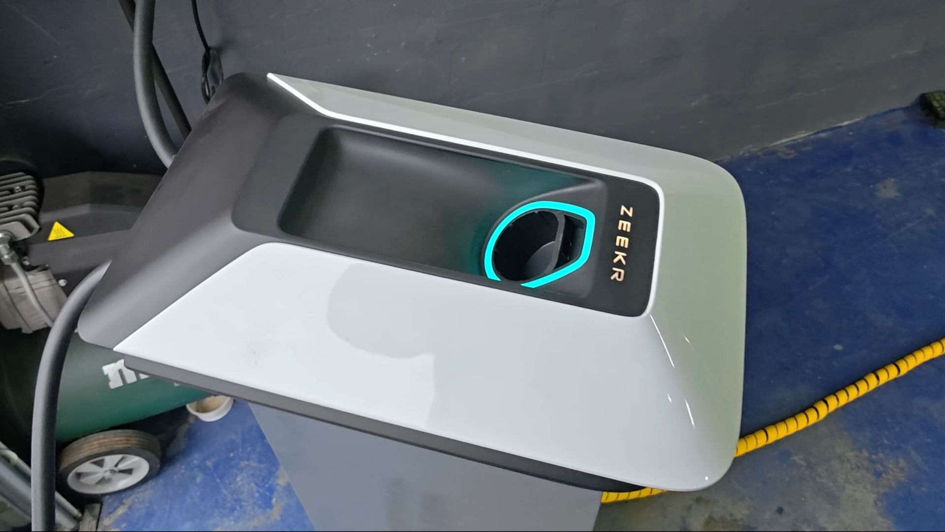 ZEEKR 7X. Переделываем оригинальную зарядку чтобы переключалась 16А / 32А. смотреть онлайн