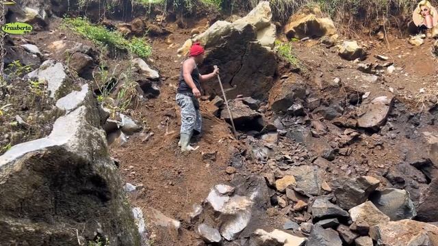 Строительство, шахтёры разбивают камни смотреть онлайн