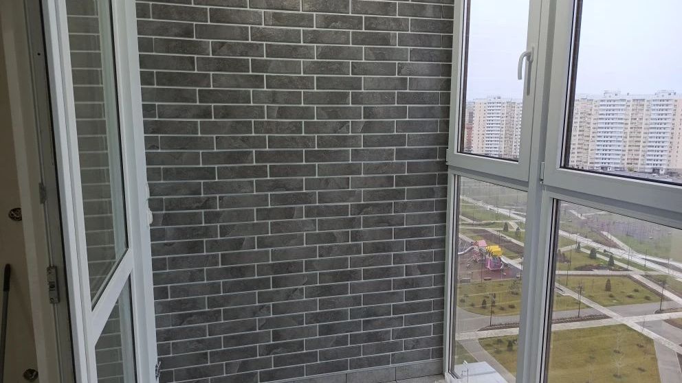 Отделка лоджии декоративной плиткой под кирпичик. смотреть онлайн