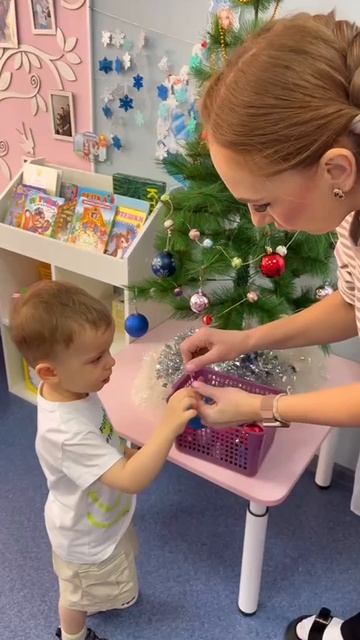 К ребятам в гости ёлочка пришла...