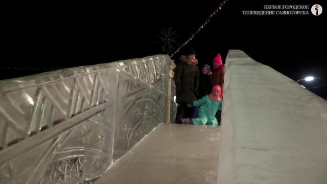 В Саяногорске открылась городская елка и новогодний городок смотреть онлайн