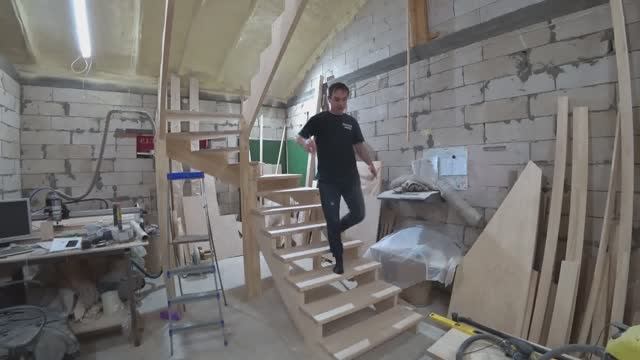 Деревянная лестница на заказ в город Кропоткин Краснодарский край. смотреть онлайн