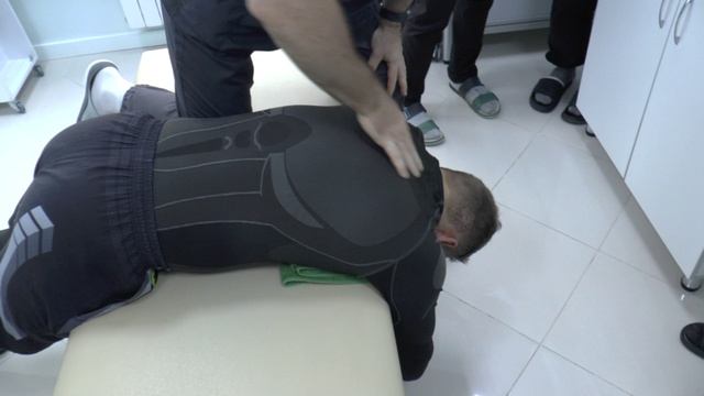 Обучение мобилизации грудного отдела поперек кушетки на семинаре по мануальной медицине в МСК