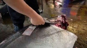 Cutting Giant BLUEFIN TUNA for Sashimi Нарезка Гигантского ГОЛУБОГО ТУНЦА для Сашими