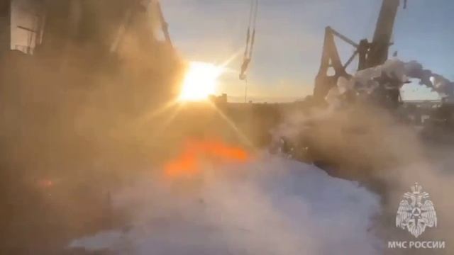 МЧС тушит пожар на плавучем кране в Нижегородской области смотреть онлайн