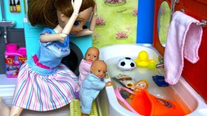 НАСТЯ И РОМА ЧЕЛЛЕНДЖ😄 ТОНЕТ ИЛИ ПЛАВАЕТ🤣 Веселая семейка куклы Барби и ЛОЛ истории ДаринелкаТВ