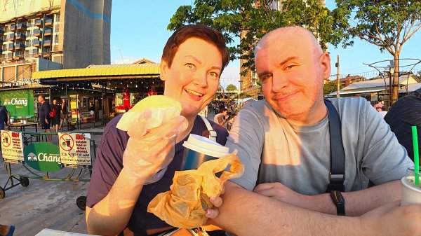 Дети на ПОВОДКАХ и собаки в КОЛЯСКАХ, ШОК Таиланд! Кофе и ДУРИАН с видом на закат Джомтьен! Влог