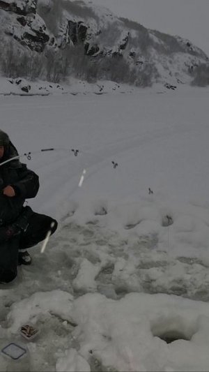 ЗИМОЙ НА МОРЕ ЛОВЯТСЯ ОГРОМНЫЕ РЫБЫ