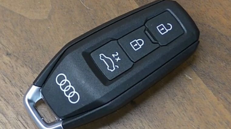 Замена элемента питания в ключе Audi 2026 VAG-UPGRADE.RU смотреть онлайн
