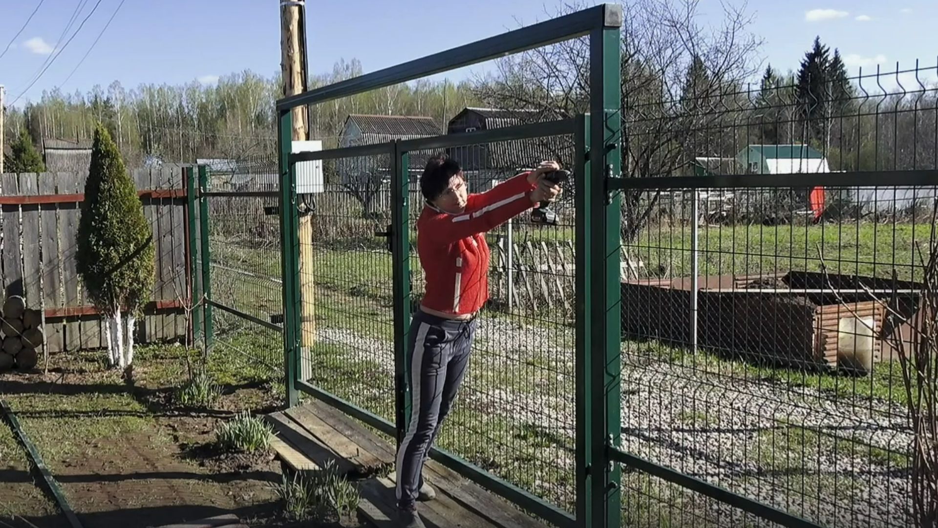 6 соток 23 апреля  2024 года. Хроника. Креплю лаги к воротом. Готовлю к обиванию штакетником.