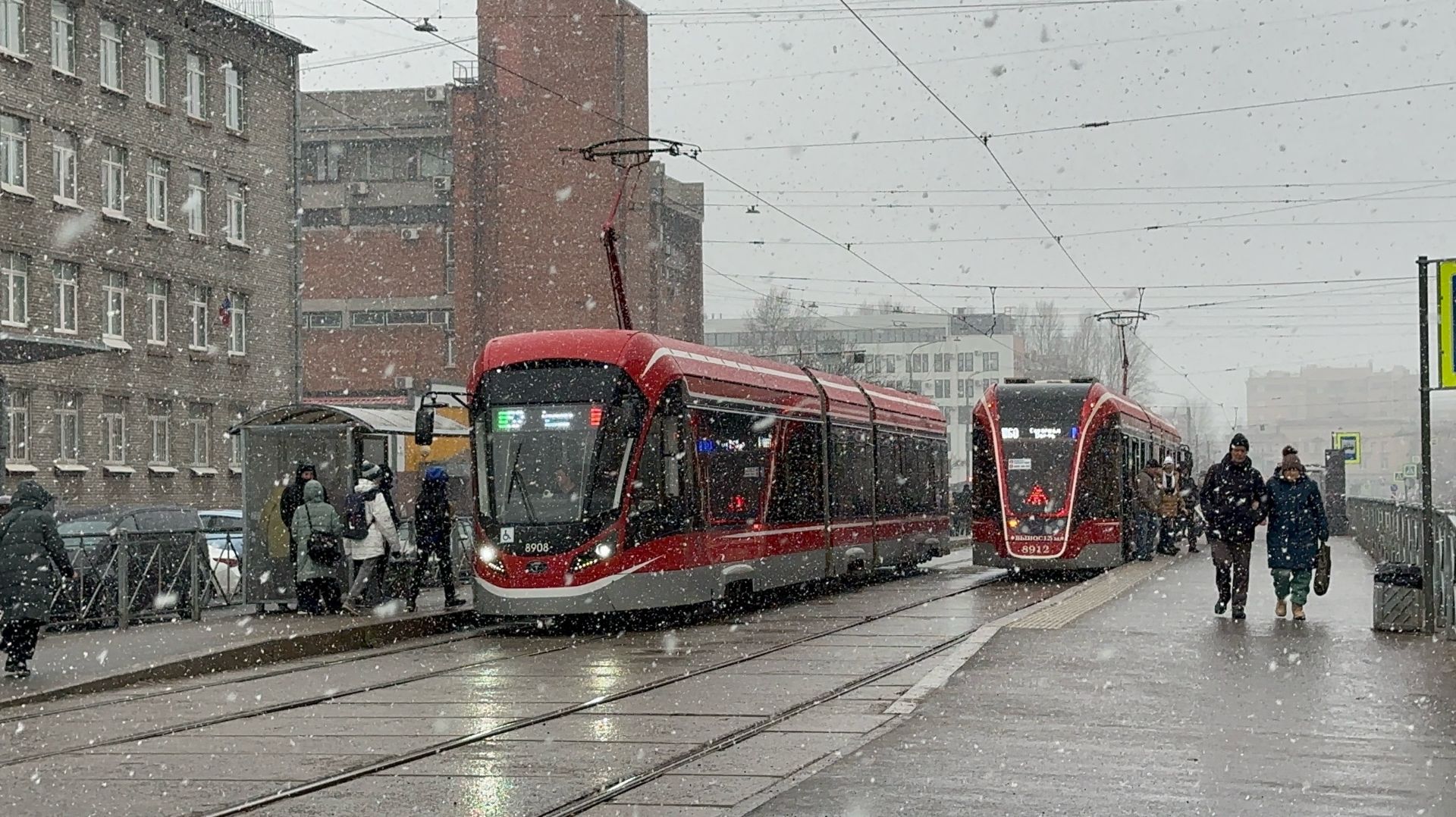 «В красивый снегопад!» Трамваи «Витязь-М» №8912 и 8908 у ст.м.Автово, ноябрь 2025 года смотреть онлайн