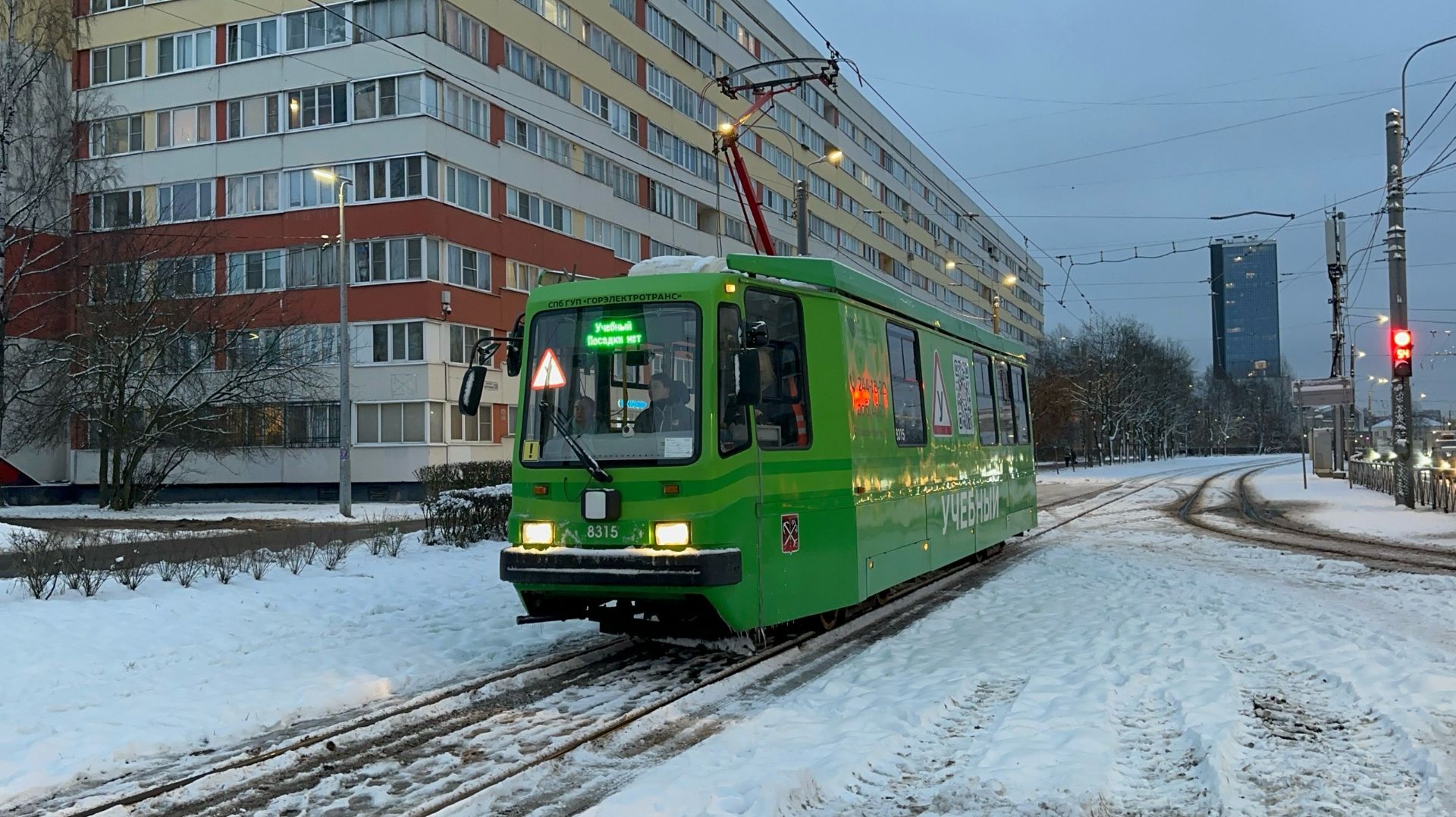 «Снежным ноябрём!» Учебный трамвай ПС39А1 №8315 на пр.Ветеранов, ноябрь 2025 года смотреть онлайн
