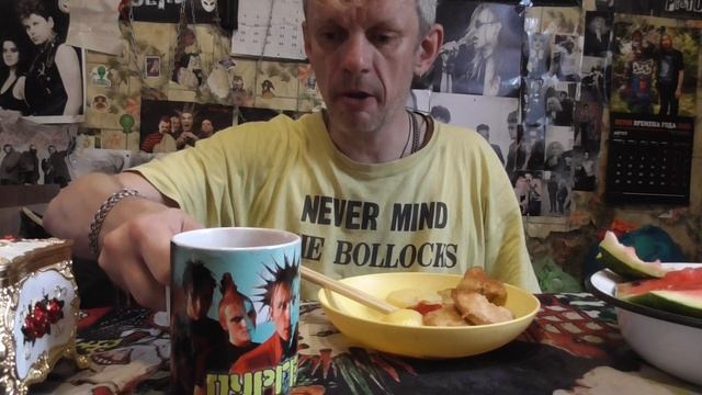 мукбанг кисель смородина отварной картофель с куриным филе   арбуз