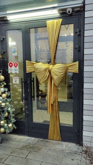 В воздухе витает Новый год. Оформление подъездов смотреть онлайн