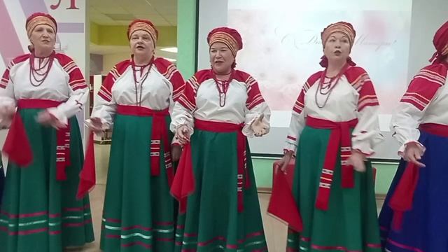 Песня: "А колодец - за горою". И не хочется идти за водою? смотреть онлайн