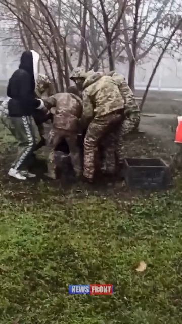 Харьковские ТЦК угрожали оружием людям, пытавшимся спасти мобилизованного смотреть онлайн