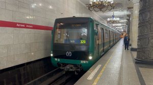 «Зелёный на красной!» Метропоезд «Юбилейный» №320 на ст.м.Автово, декабрь 2025 года