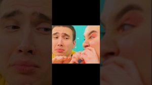 девочка ест три шоколадки