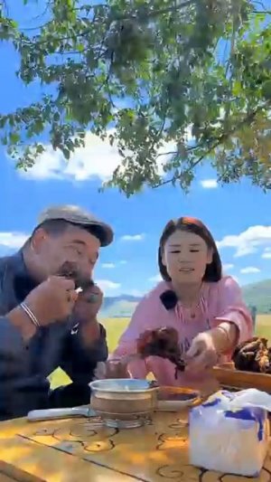 С сестрой сварили мясо грудинки говяжьи и кушаем обмакивая с остро-сладким соусом. Рецепт внизу.