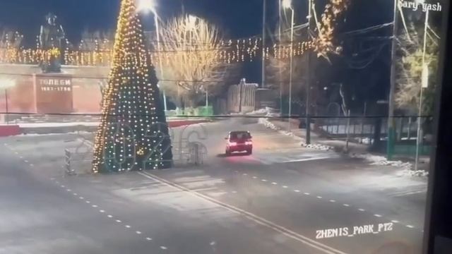 Лол, в Казахстане дрифтер на «Жигулях» умудрился снести главную городскую ЁЛКУ прямо на площади