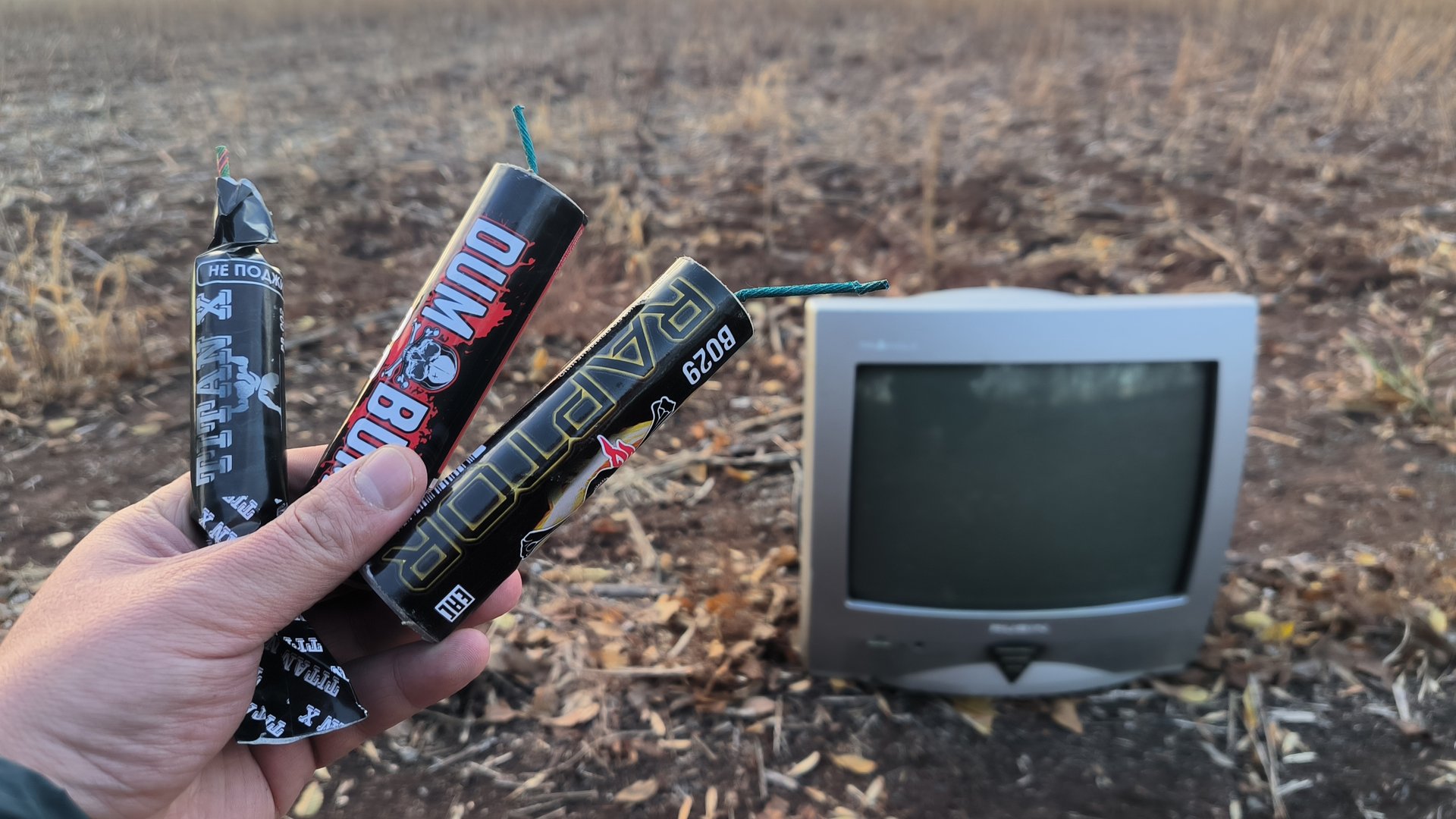 ✅Взрываем телевизор мощными петардами!!!