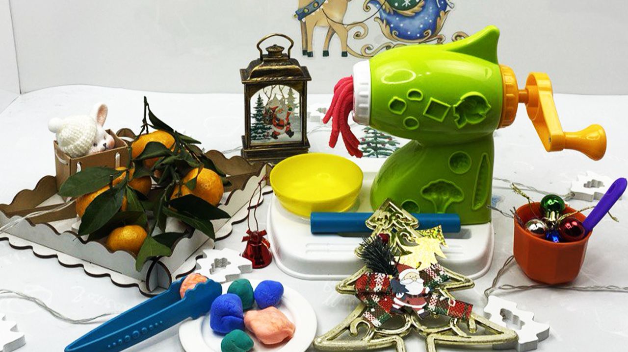 Мультики для детей. Новогодняя игрушечная зеленая мясорубка с антистрессиками. Мультики для малышей смотреть онлайн