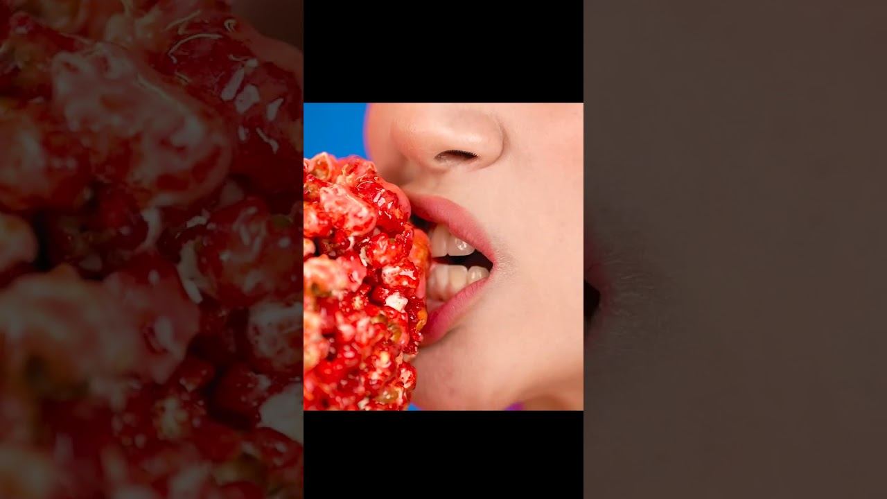 девушка кусающая попкорн смотреть онлайн