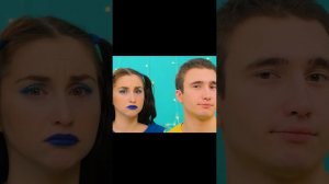 Девушка съела несколько бургеров