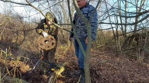 КОП НА НЕБИТОЙ ЗАБРОШЕННОЙ ДЕРЕВНЕ! СТАРЫЙ УТЮГ! СТАРИННЫЕ АРТЕФАКТЫ. МЕТАЛЛОКОП. КОП МЕТАЛЛОЛОМА