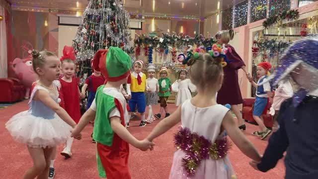 Песня "Детский хоровод" (В. Парфенюк) Группа №11 "Почемучки" смотреть онлайн