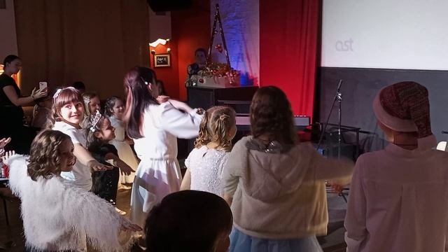 Новогодняя фантастика. Песни танцы и волшебство. смотреть онлайн