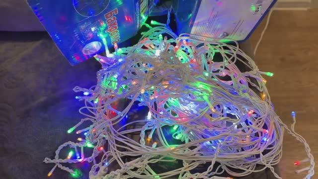 Как мы вешали гирлянду на сайдинг дома смотреть онлайн