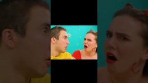 девушка засунула бургер в глотку