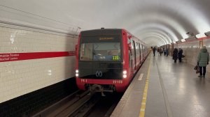 «Без остановки!» Метропоезд «Юбилейный» №115 на ст.м.Площадь Ленина, ноябрь 2025 года