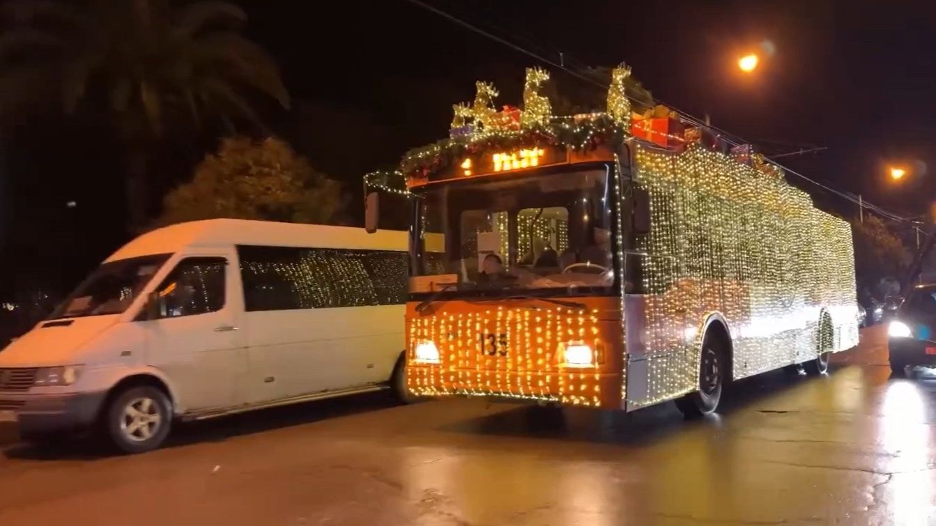 «Новогодний троллейбус» начал курировать по сухумским улицам (Абхазия, ЗИМА 2025-2026) смотреть онлайн