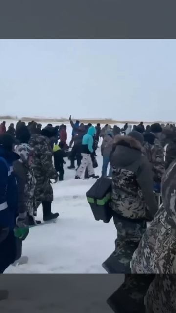 Лёд наконец-то встал. Народ массово пошёл на зимнюю рыбалку!. смотреть онлайн