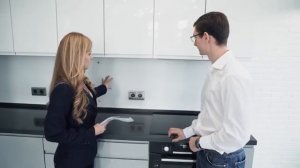 Дизайнер сдает работу заказчику в прямом эфире