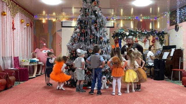 Хоровод "Нарядили елочку" ( А.Прокопенко) Группа №5 "Звёздочки" смотреть онлайн